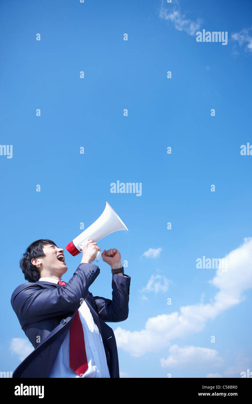 Businessman parlent plus fort à l'aide de porte-voix Banque D'Images