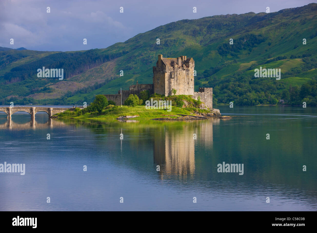 Le Château d'Eilean Donan, Grande Bretagne, Ecosse, Europe, mer, côte, les marées, les inondations, island, île, château, pont, réflexion Banque D'Images