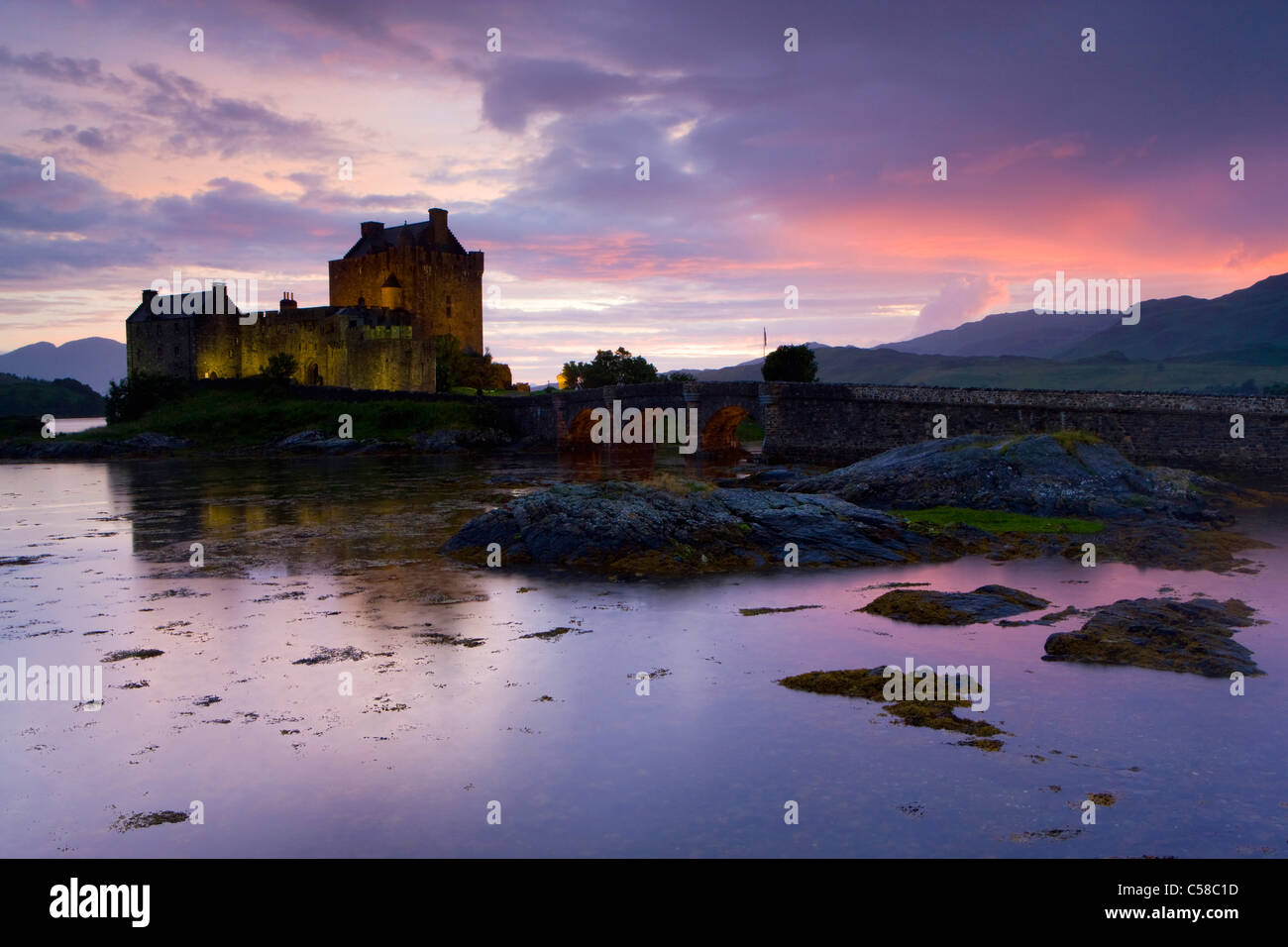 Le Château d'Eilean Donan, Grande Bretagne, Ecosse, Europe, mer, côte, les marées, les inondations, l'île, l'isle, le château, le pont, l'humeur orageuse, Banque D'Images