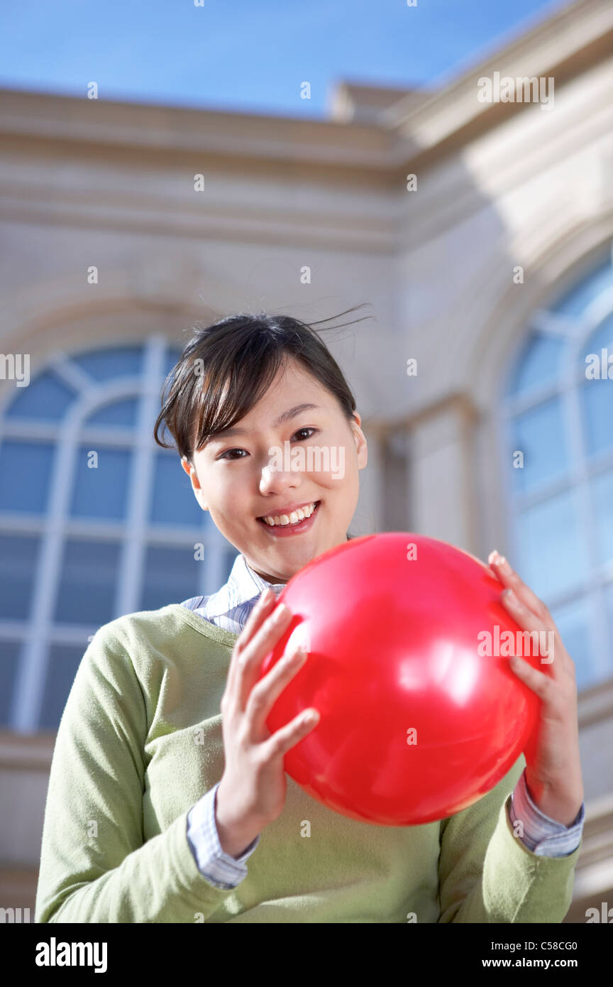 Portrait of teenage girl holding ball Banque D'Images