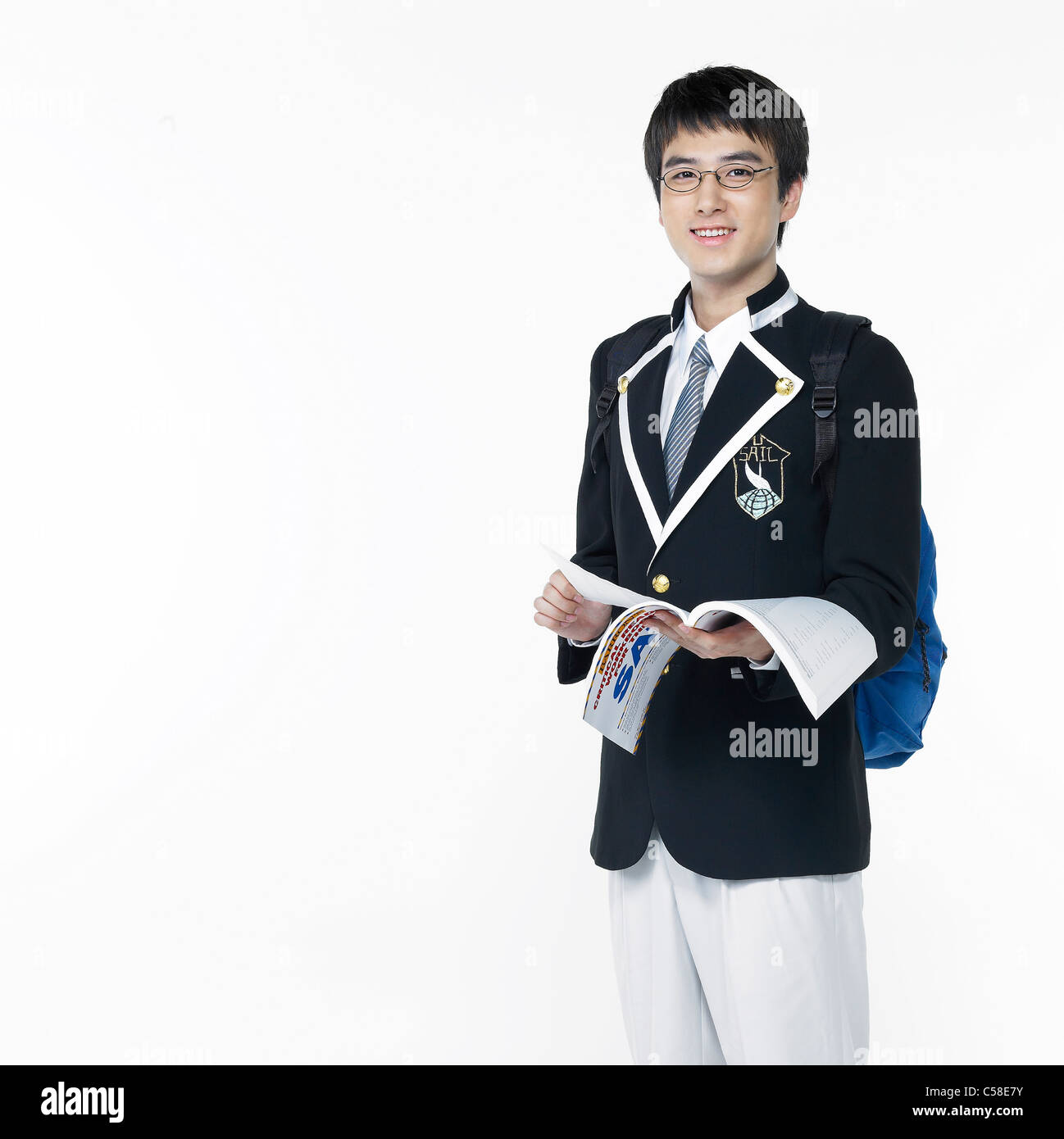 Teenage boy standing with books Banque D'Images