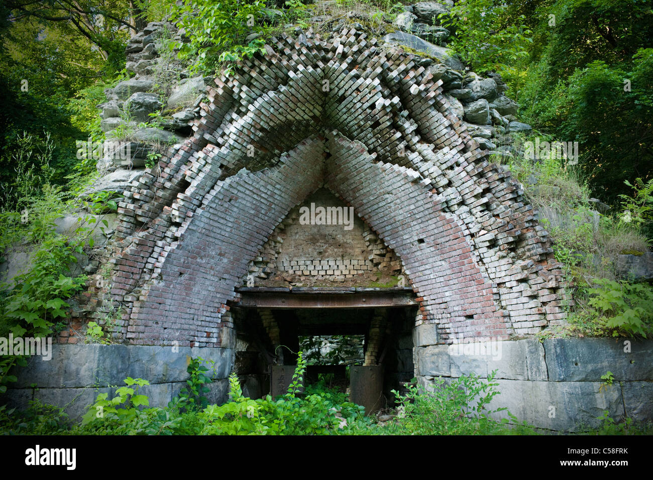 Ruines de haut fourneau à Copake Iron Works, parc d'état de Taconic, comté de Columbia, New York State Banque D'Images
