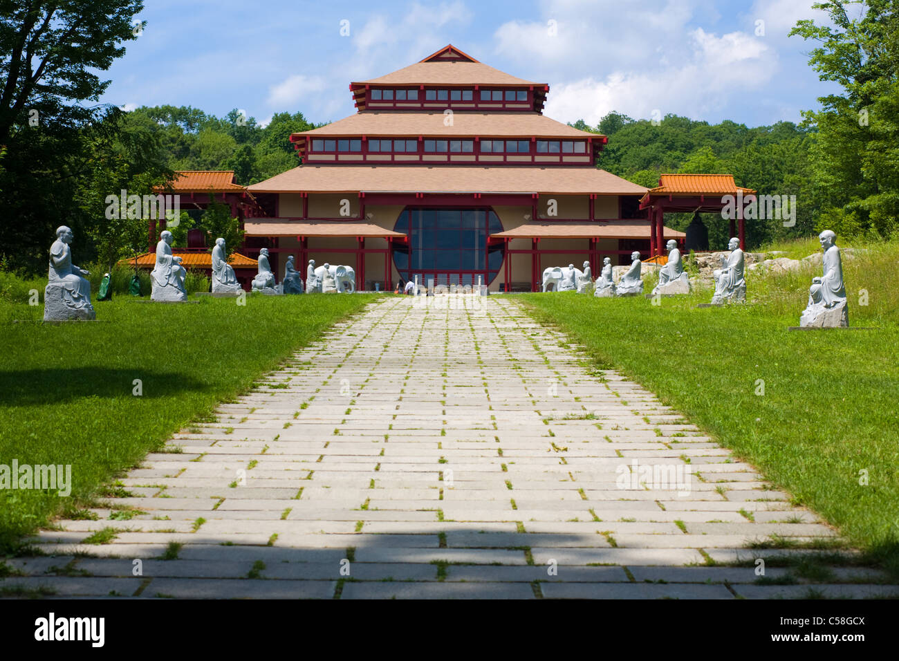 Grande salle du Bouddha à Chuang Yen Monastère, plus grand dans l'Est des Etats-Unis, Carmel, Hudson Valley, comté de Putnam, New York State Banque D'Images