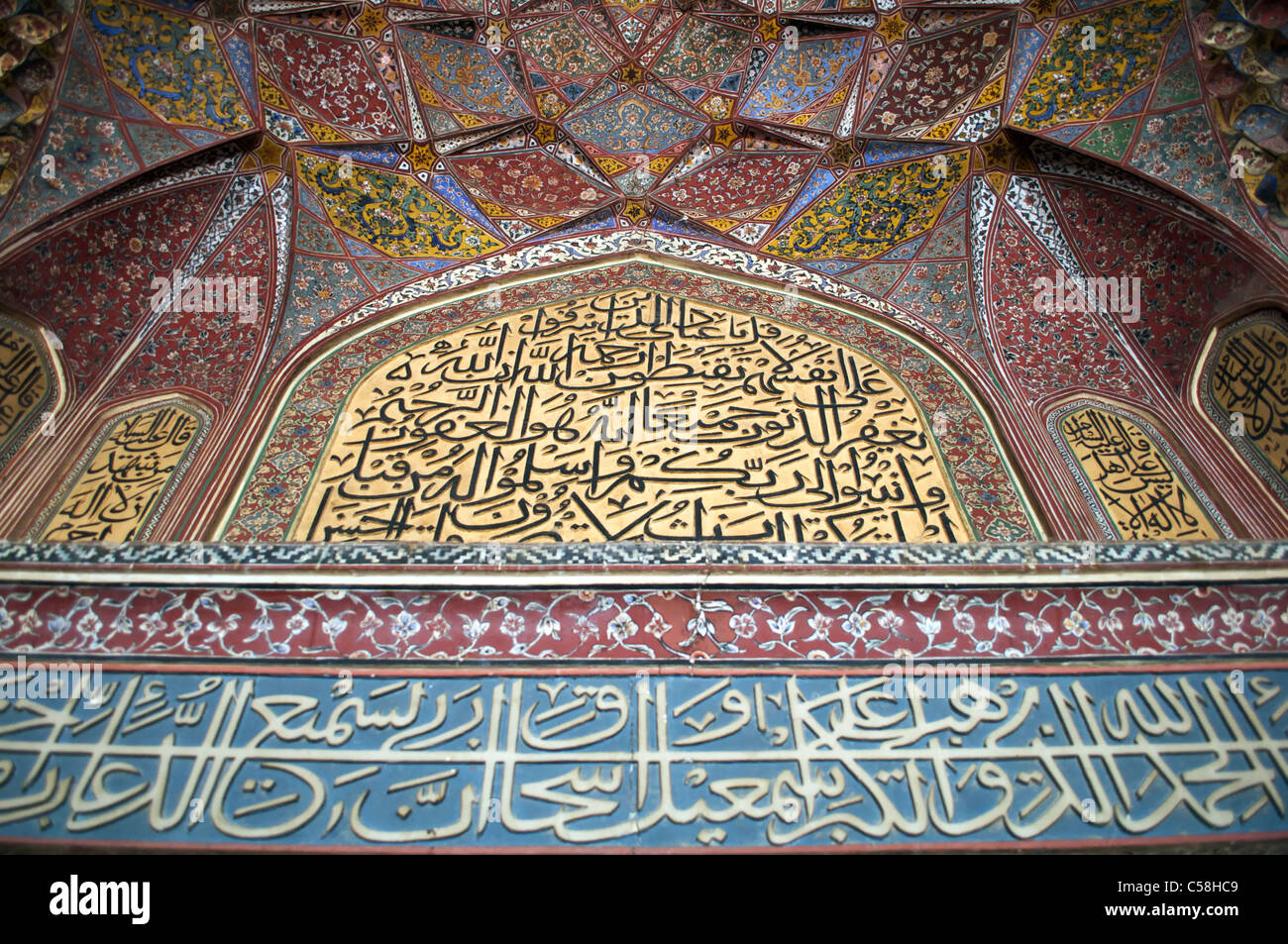 Intérieur de la mosquée de Wazir Khan de Lahore représentant des motifs floraux peints à la main et de calligraphie arabe. Banque D'Images