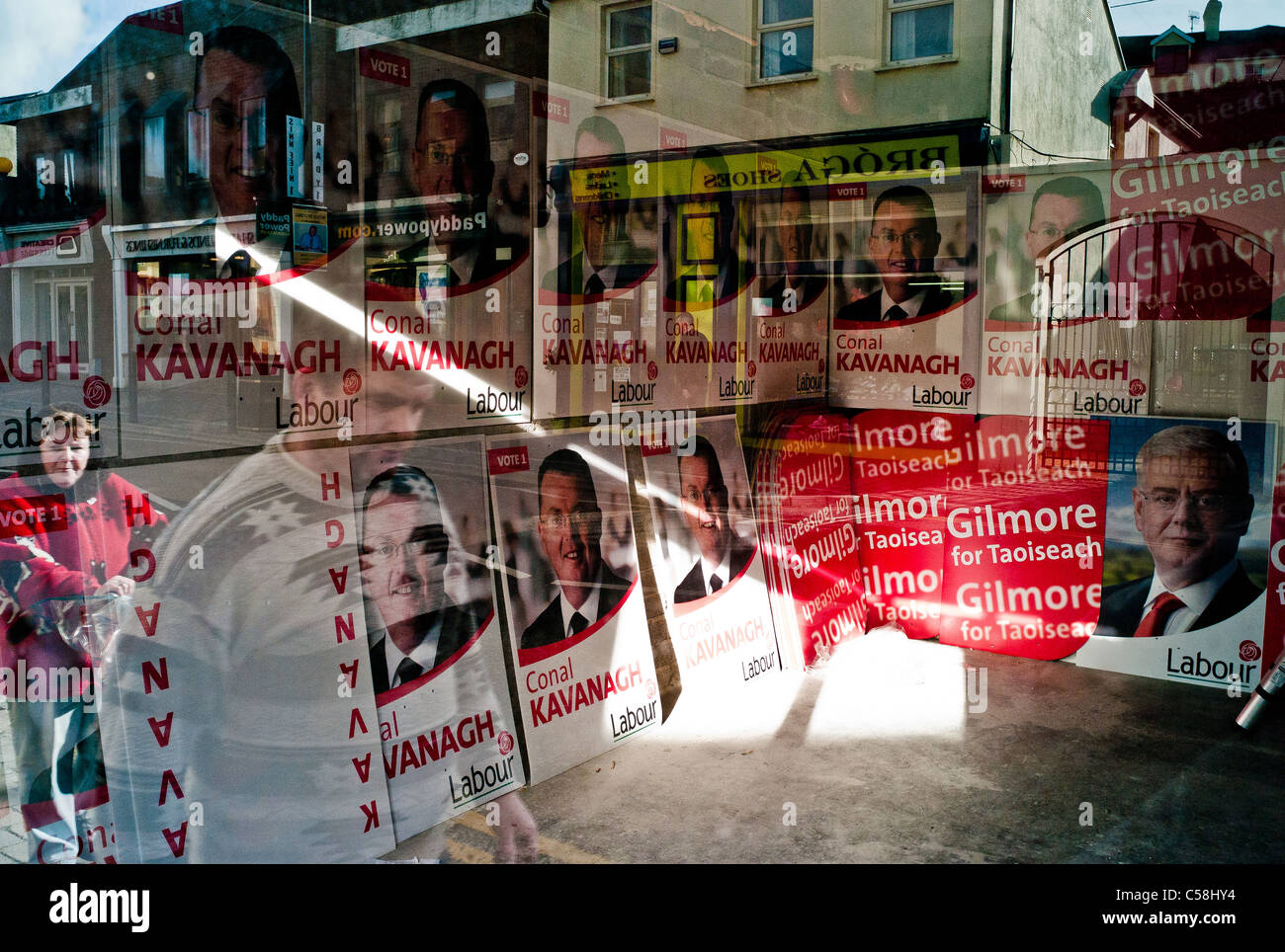 Les affiches de la campagne du Parti pour l'élection générale irlandaise dans un terrain vague à Wicklow Town. L'Irlande. Banque D'Images