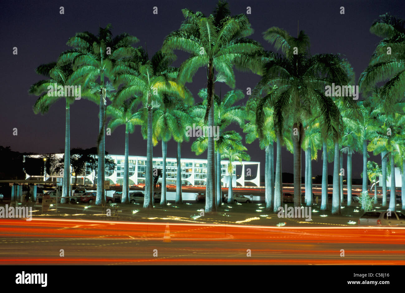 Maison de la Cour fédérale, Brasilia, Brésil, Amérique du Sud, de nuit, des palmiers Banque D'Images