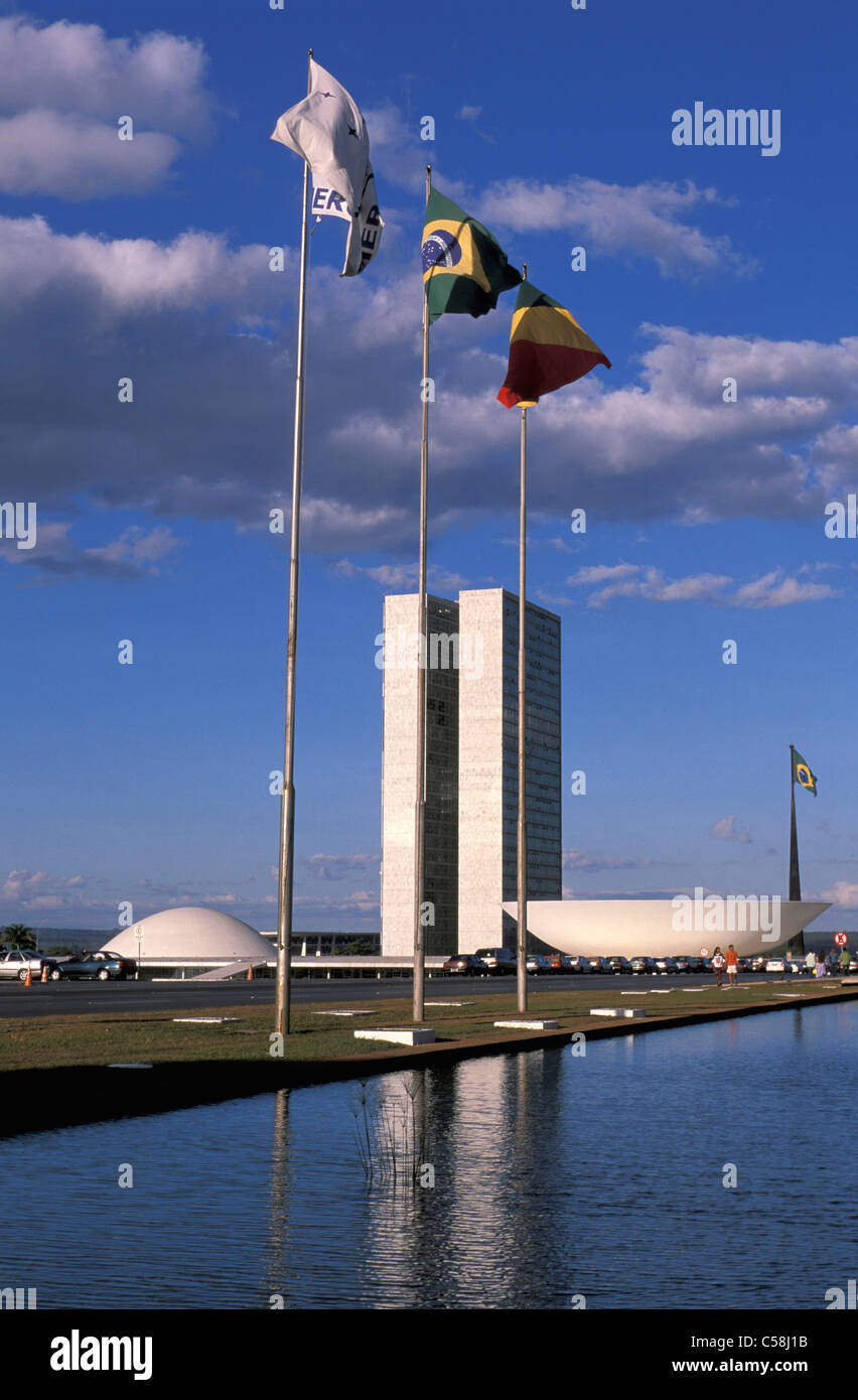 Le Parlement, Brasilia, Brésil, Amérique du Sud, de l'eau, de drapeaux Banque D'Images