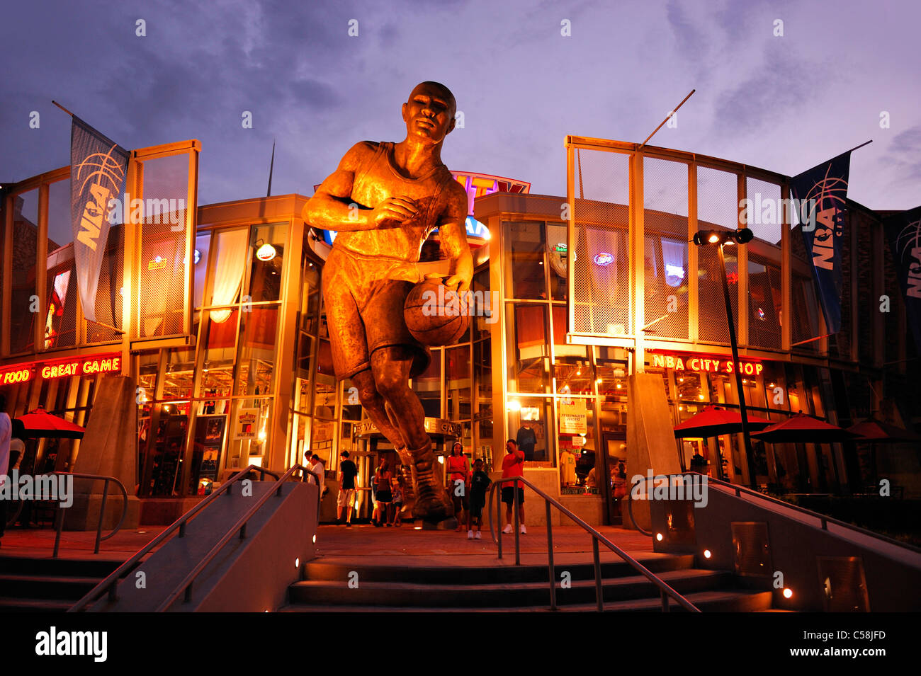 Ville de la NBA, crépuscule, animation, Universal Orlando, Orlando, Floride, USA, United States, l'Amérique, le soir, les lumières, les touristes, stat Banque D'Images