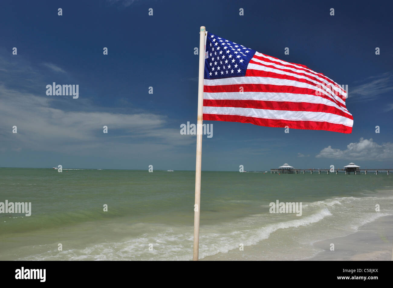 Drapeau américain, plage de sable, plage de Fort Myers, Floride, USA, United States, Amérique du Nord, de la mer Banque D'Images