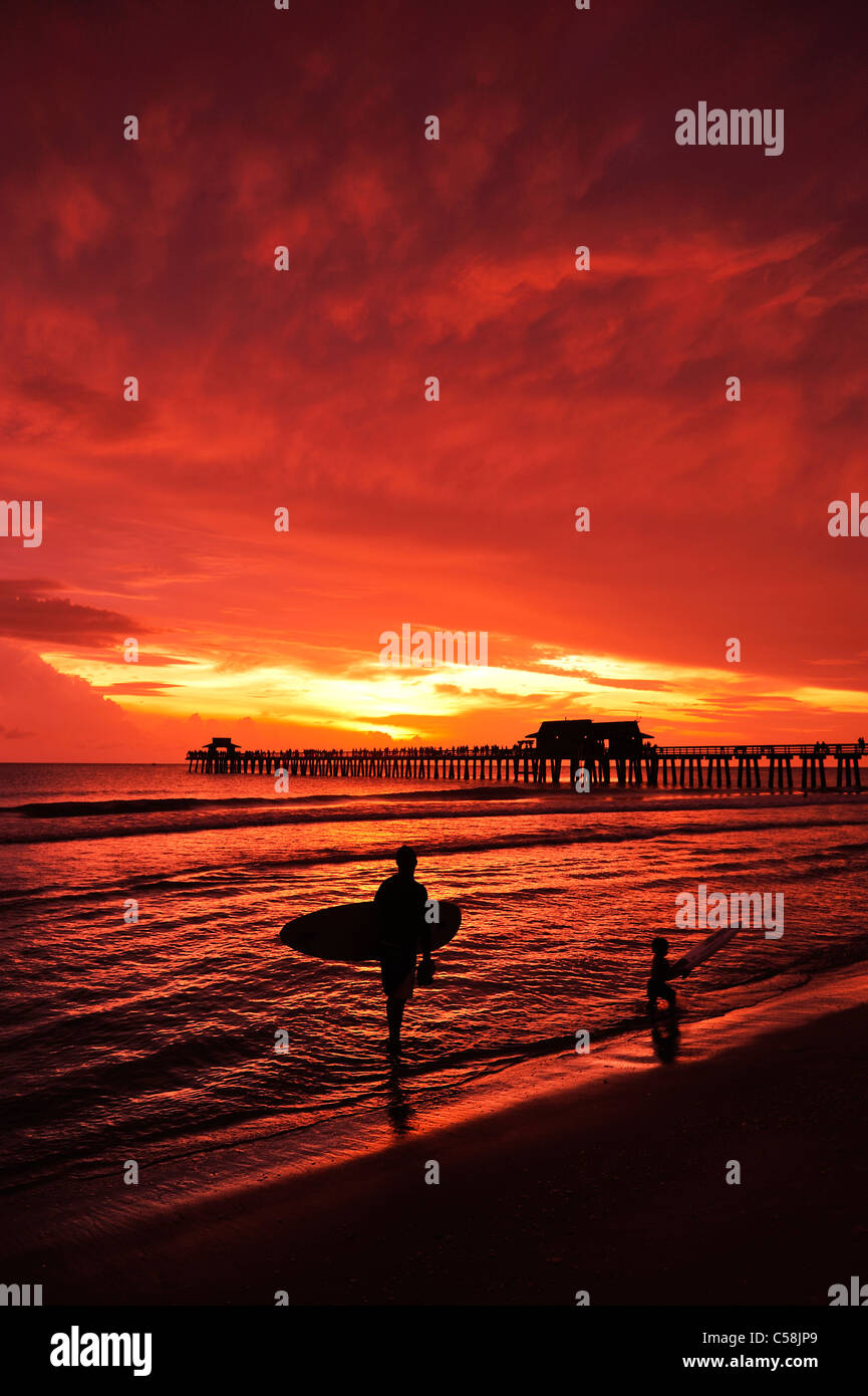 Coucher du soleil, Naples Pier, Golfe du Mexique, Naples, Florida, USA, United States, l'Amérique, de la jetée, la mer, de l'eau Banque D'Images