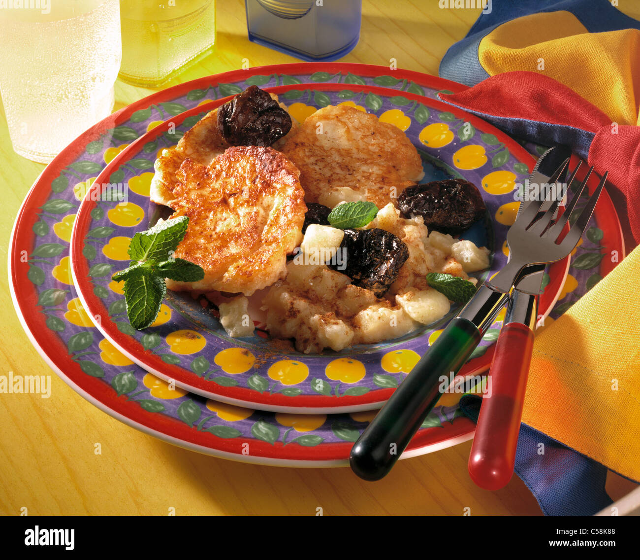 Petites crêpes au fromage compote pomme - Banque D'Images