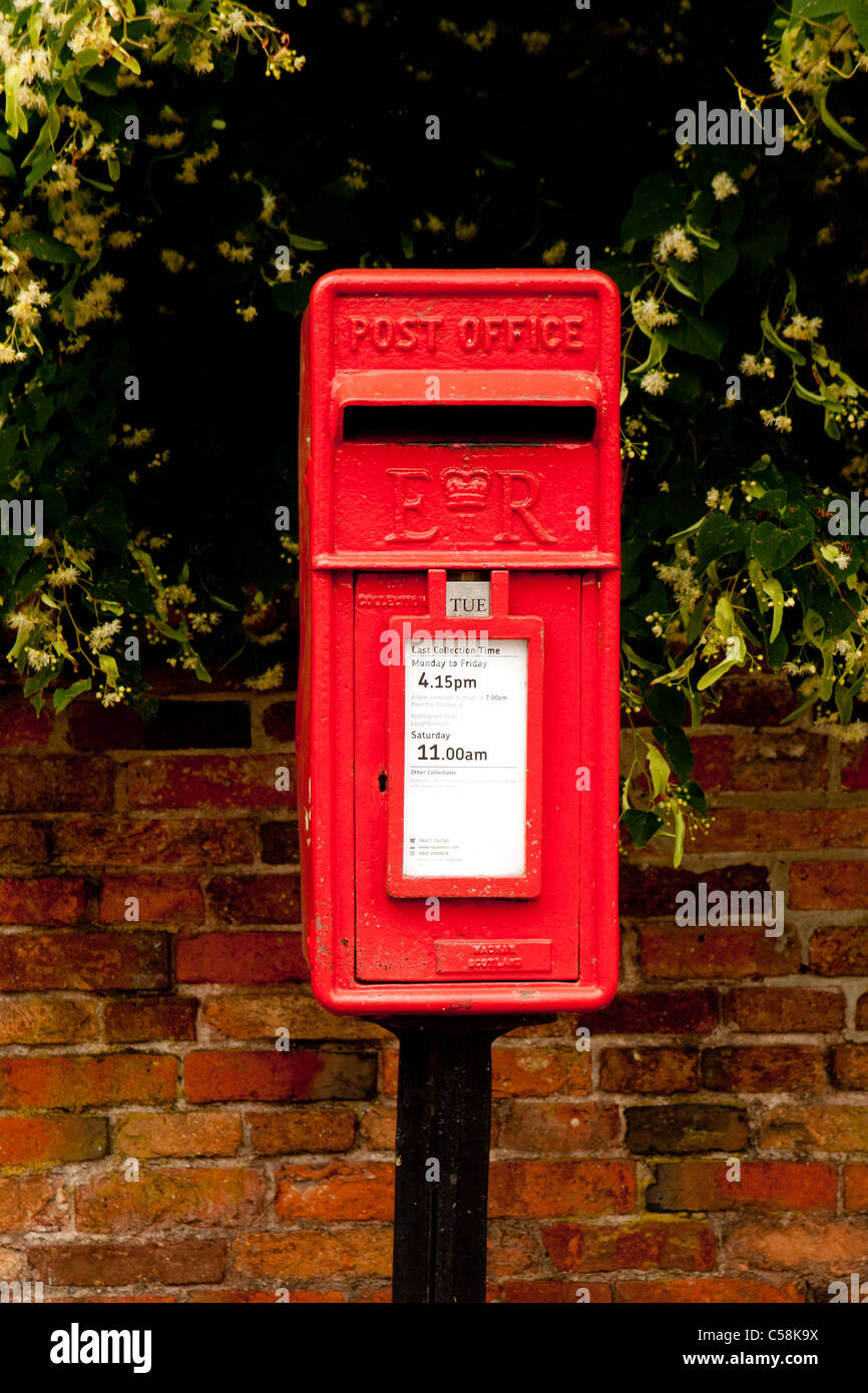 Une fonte rouge UK Royal Mail Lampe sur pied Post Box avec un EiiR Monogramme royal. Banque D'Images