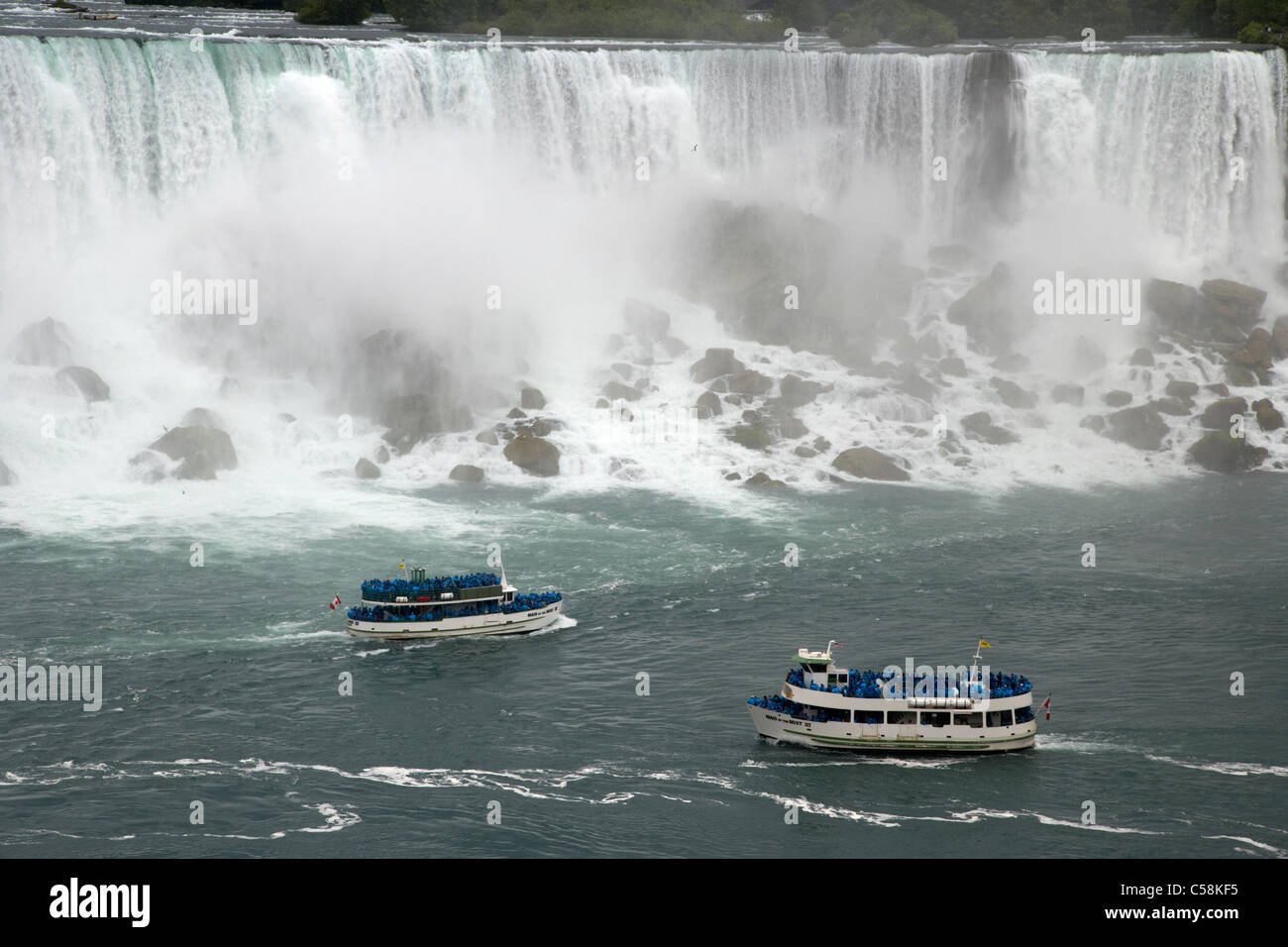 Les bateaux Maid of the Mist ci-dessous l'american et Bridal Veil Falls Niagara Falls ontario canada Banque D'Images