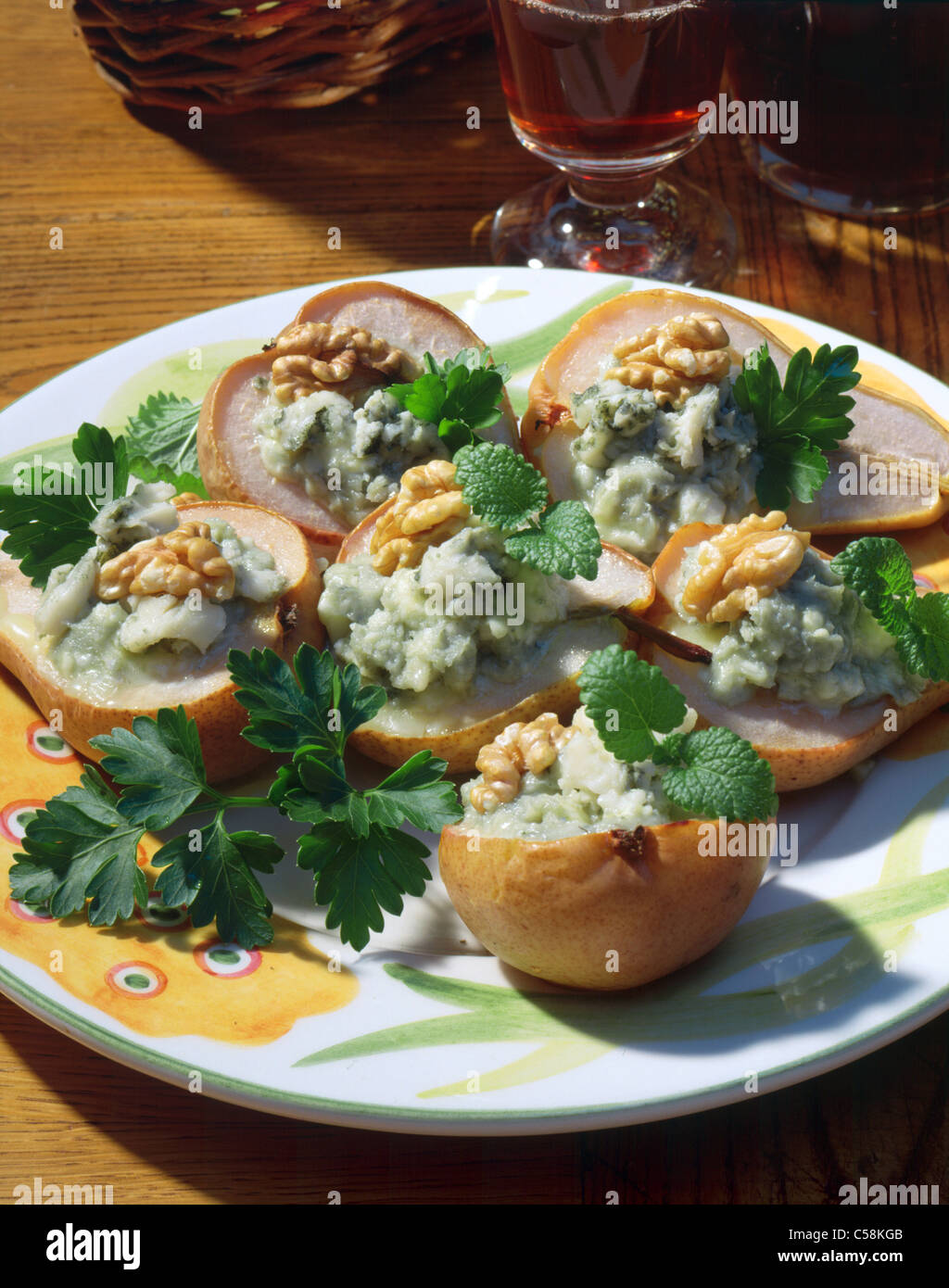 Poire grillé rempli de moisissure bleue - beurre Fromage Banque D'Images