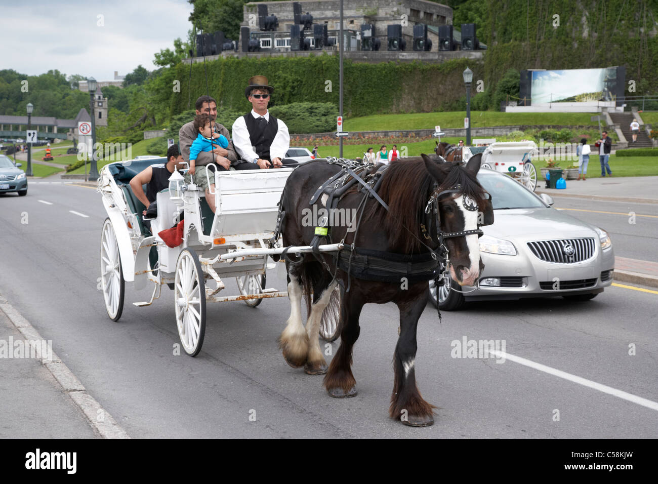 Les touristes sur un cheval et le chariot élévateur niagara falls ontario canada Banque D'Images