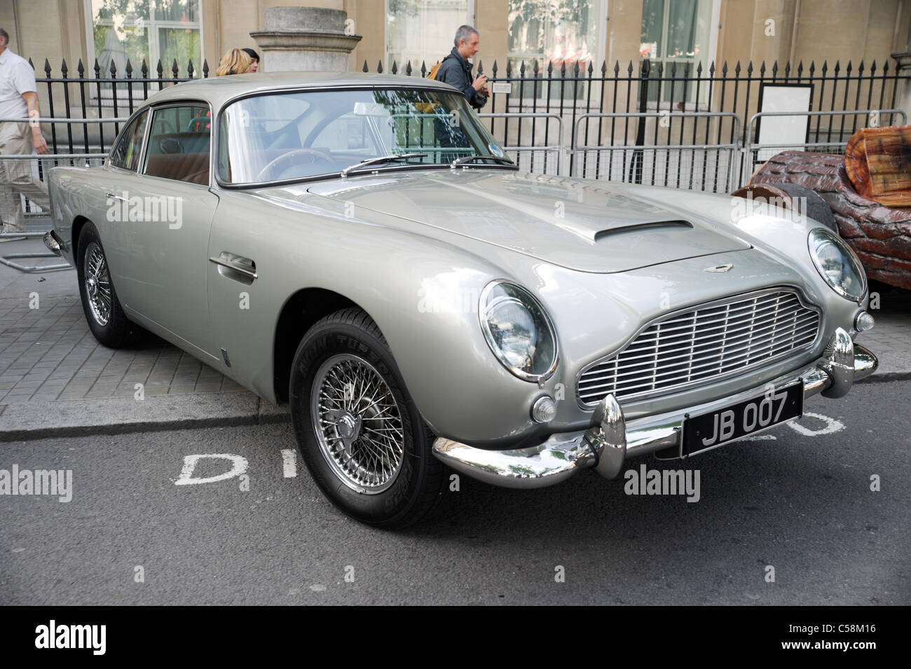 Londres, Royaume-Uni, James Bond 007 Aston Martin voiture à Trafalgar Square. Banque D'Images