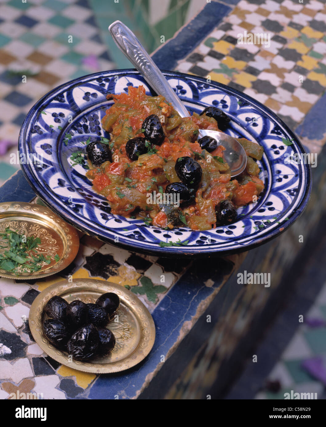 Aubergine - Pâte de tomate aux Olives Banque D'Images
