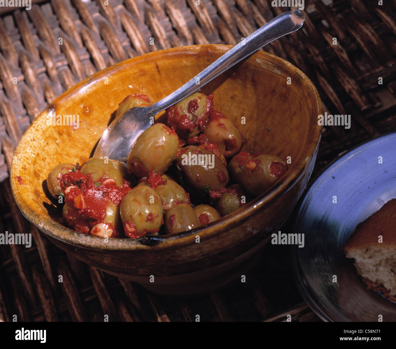 Olives cuites avec de la sauce tomate chaude Banque D'Images