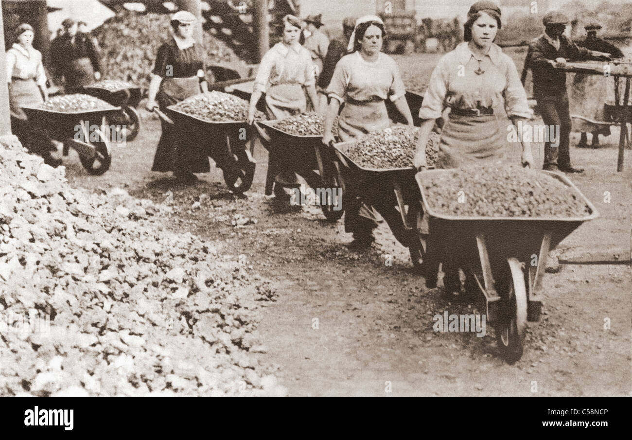 Poussant les brouettes et les femmes travaillant comme ouvriers tandis que les hommes étaient partis à la lutte, au cours de la première guerre mondiale. Banque D'Images