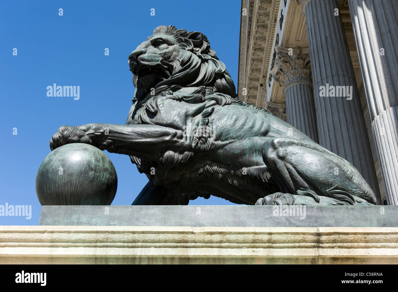 Statue de Lion devant le Palacio de las Cortes où se réunit le Congrès des députés, Madrid, Espagne Banque D'Images