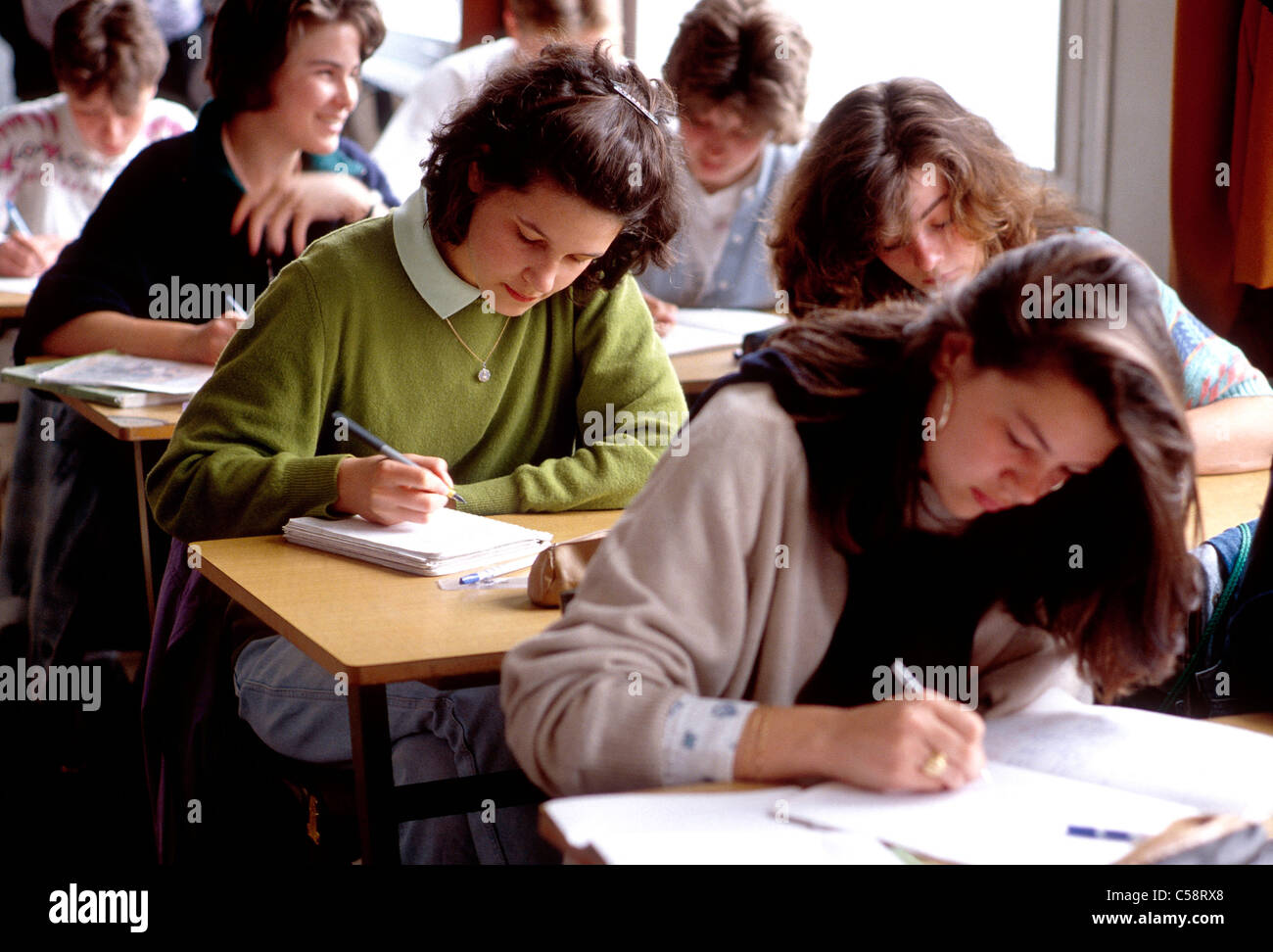 Les élèves du secondaire dans la salle de classe, du Lycée Anguier, Région : Bordeaux, France. Banque D'Images