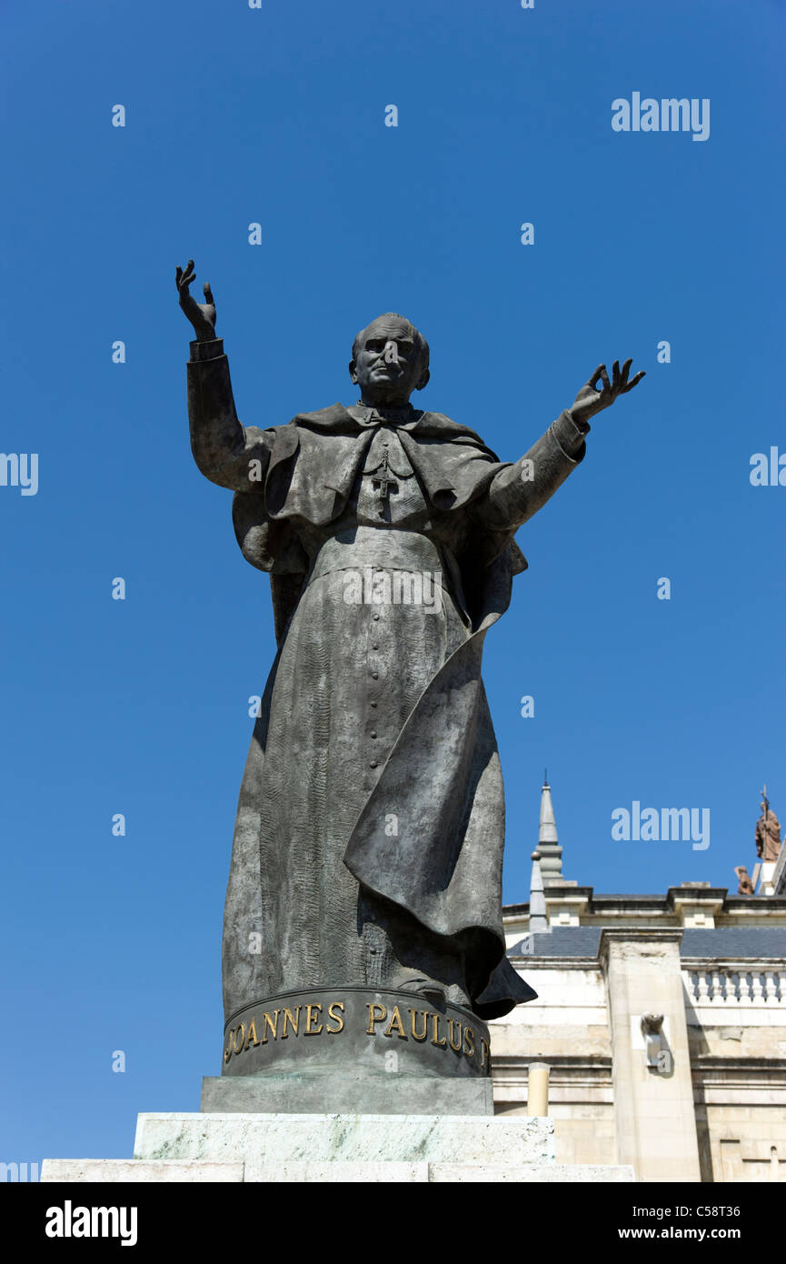 Statue du Pape Jean Paul II en face de la cathédrale de l'Almudena, Madrid, Espagne Banque D'Images