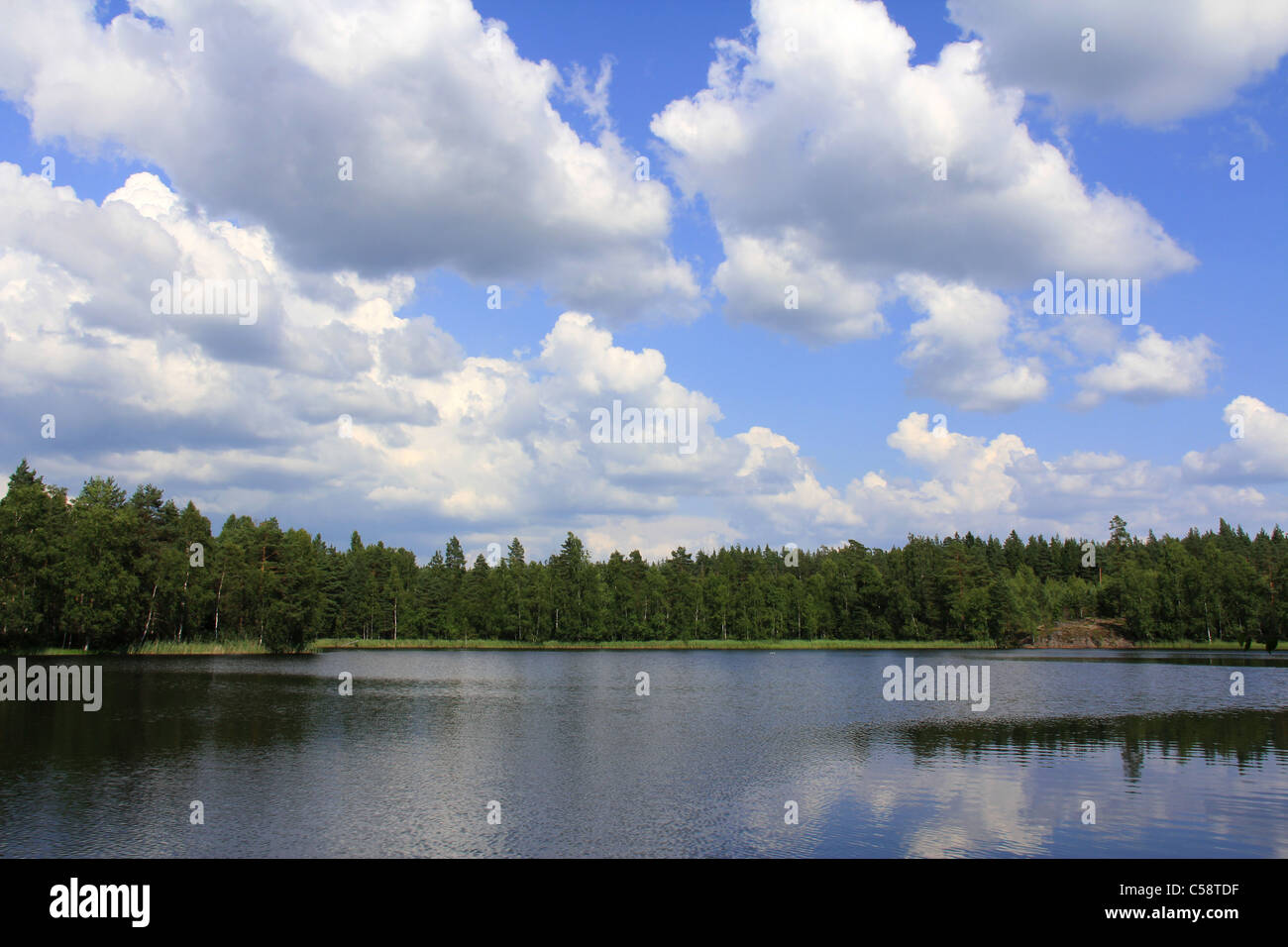 Nuages et ciel bleu sur le lac rural en Finlande Banque D'Images