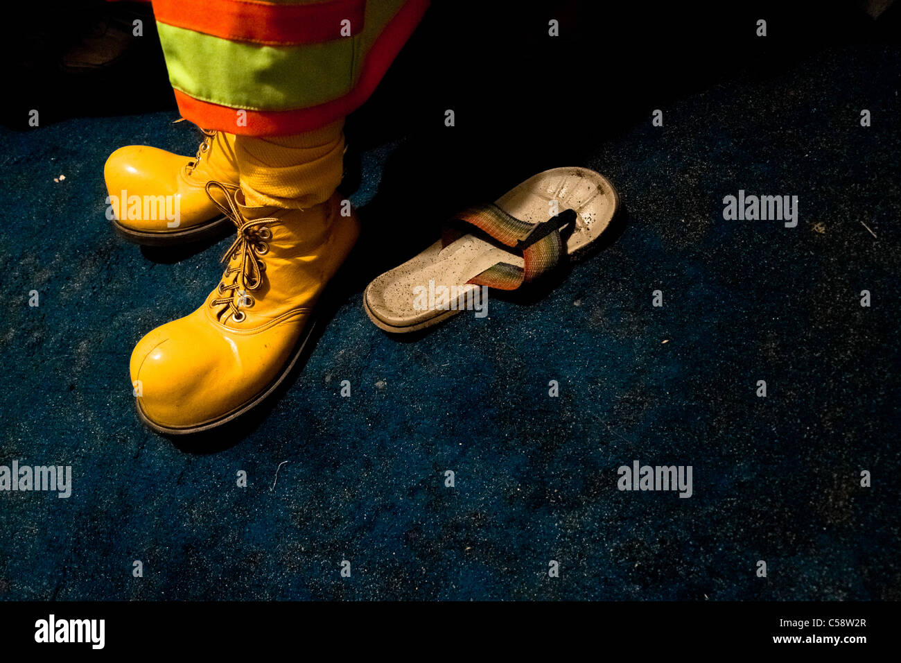 Un homme porte les chaussures de clown jaune avant un spectacle au circo  anny, une maison d'errance du cirque de l'équateur Photo Stock - Alamy