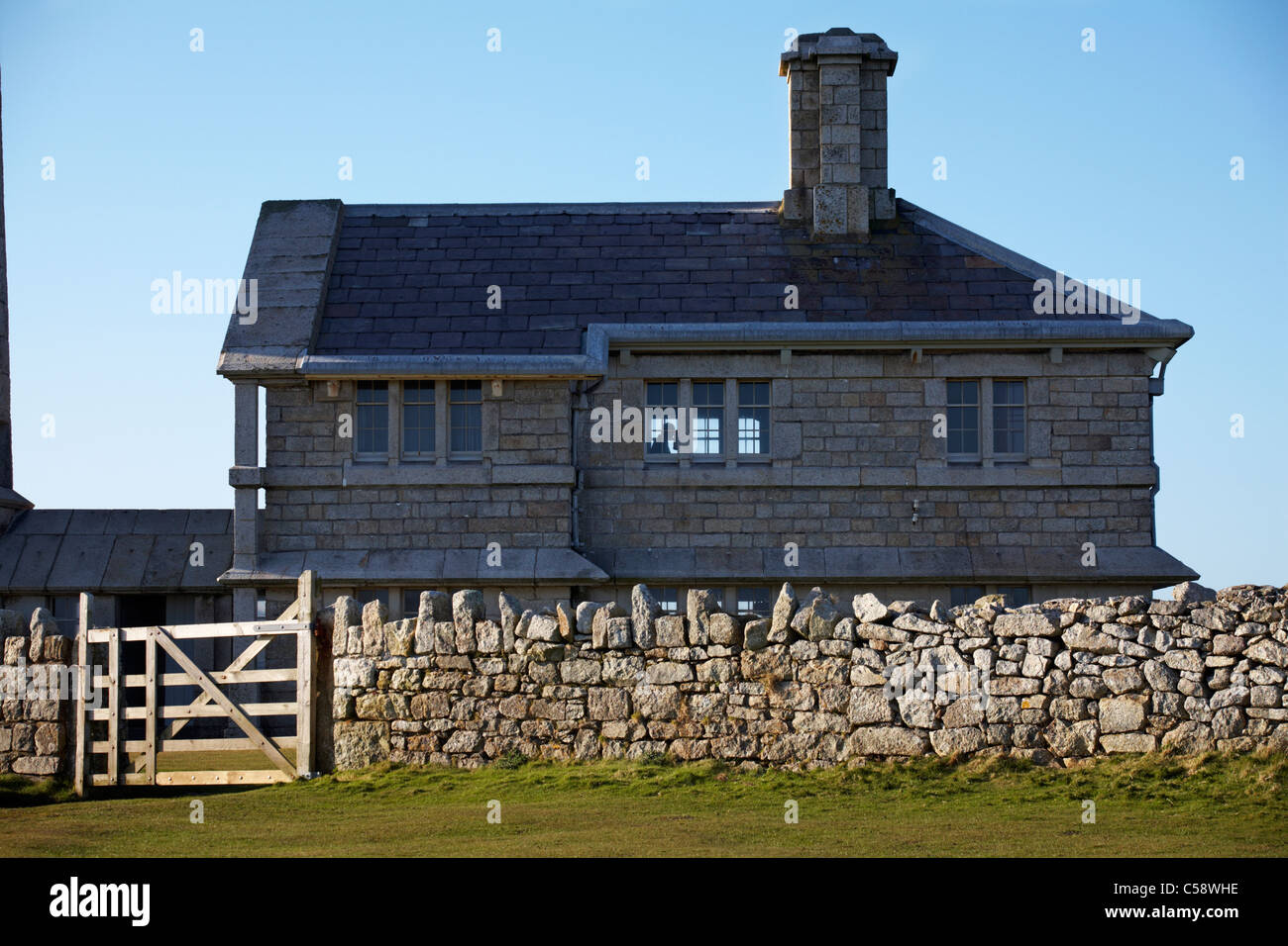 L'ancien phare chalet sur l'île de Lundy, Devon, Angleterre Royaume-uni en Mars Banque D'Images