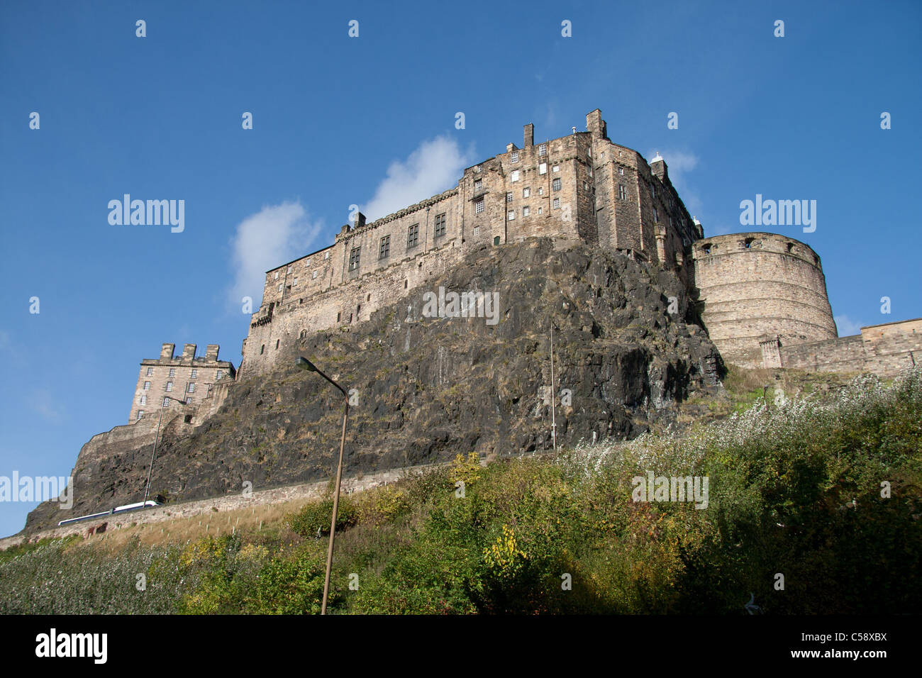 Une vue sur le côté ouest du château d'Édimbourg, un jour ensoleillé, le Grassmarket Banque D'Images