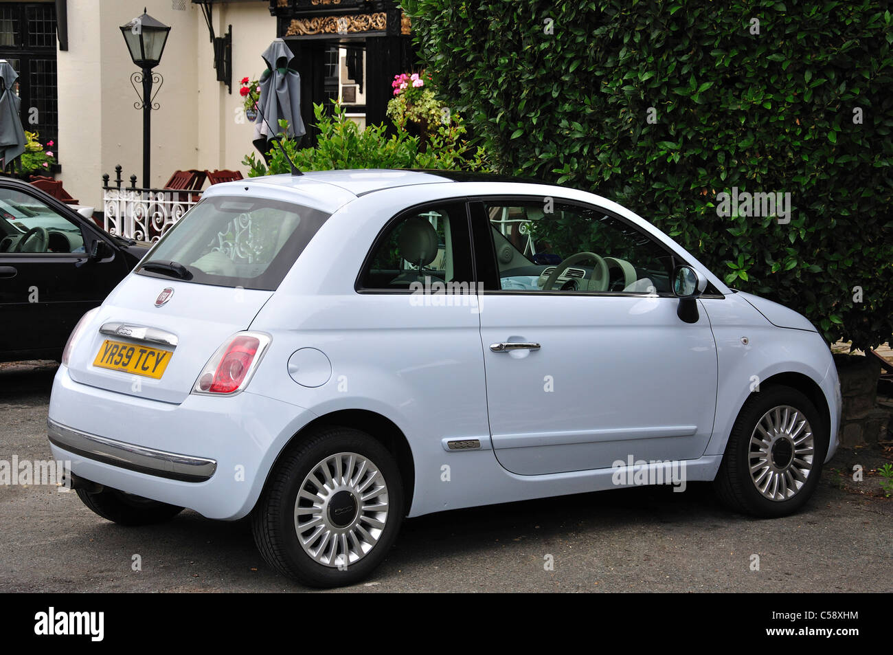 Voiture Fiat Nuova 500, Old Harlow Village, Surrey, Angleterre, Royaume-Uni Banque D'Images