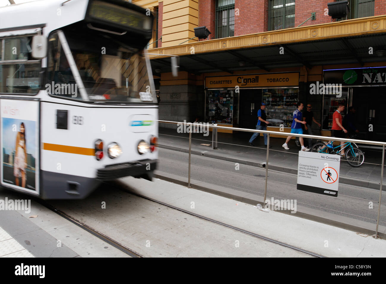 L'étiquette aucun passage à niveau. Avertissement contre la traversée de la voie de tramway à Melbourne, Australie. Banque D'Images