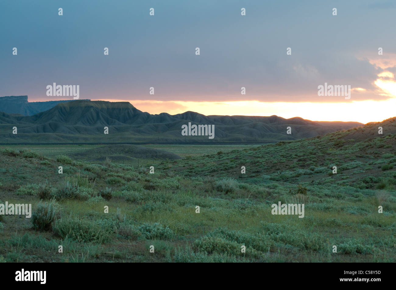 Lever du soleil le long de la I-70 dans l'Utah Banque D'Images