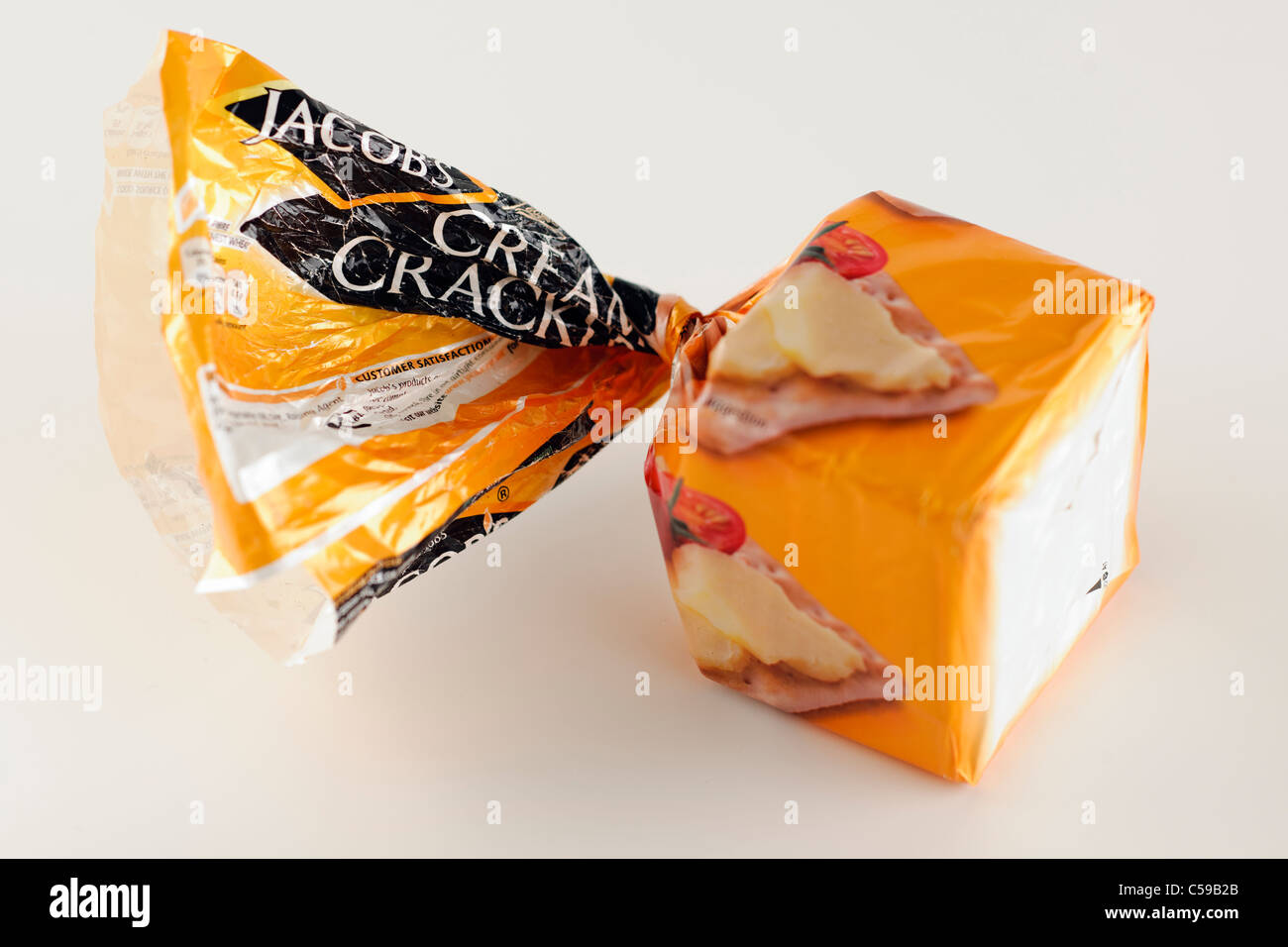 À moitié mangé sachet de Jacobs craquelins crème Banque D'Images