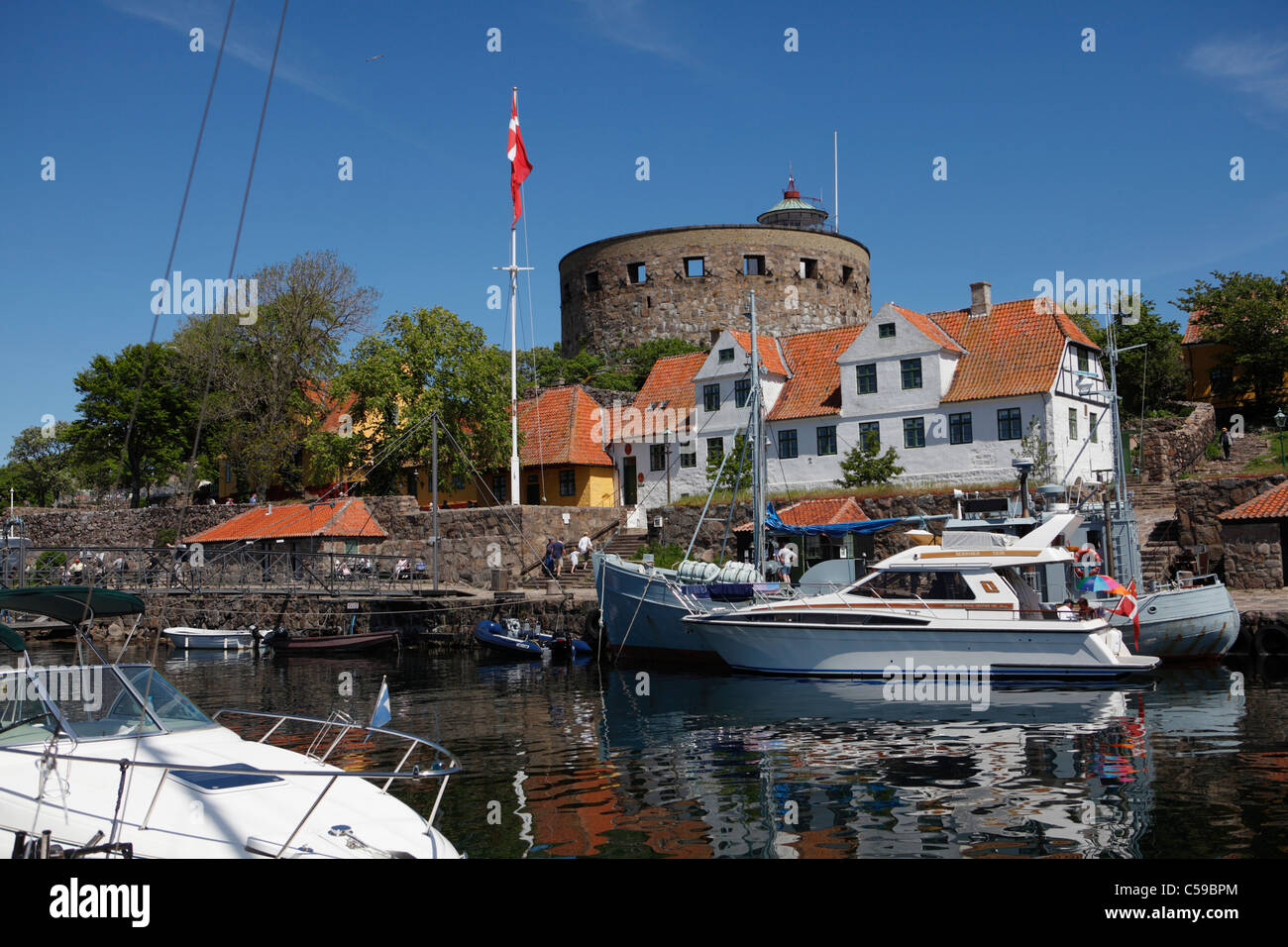 La base navale historique, les chrétiens (l'Île Christiansø), avec le 17e siècle 'Grand Tour' (Storetårn) derrière Banque D'Images