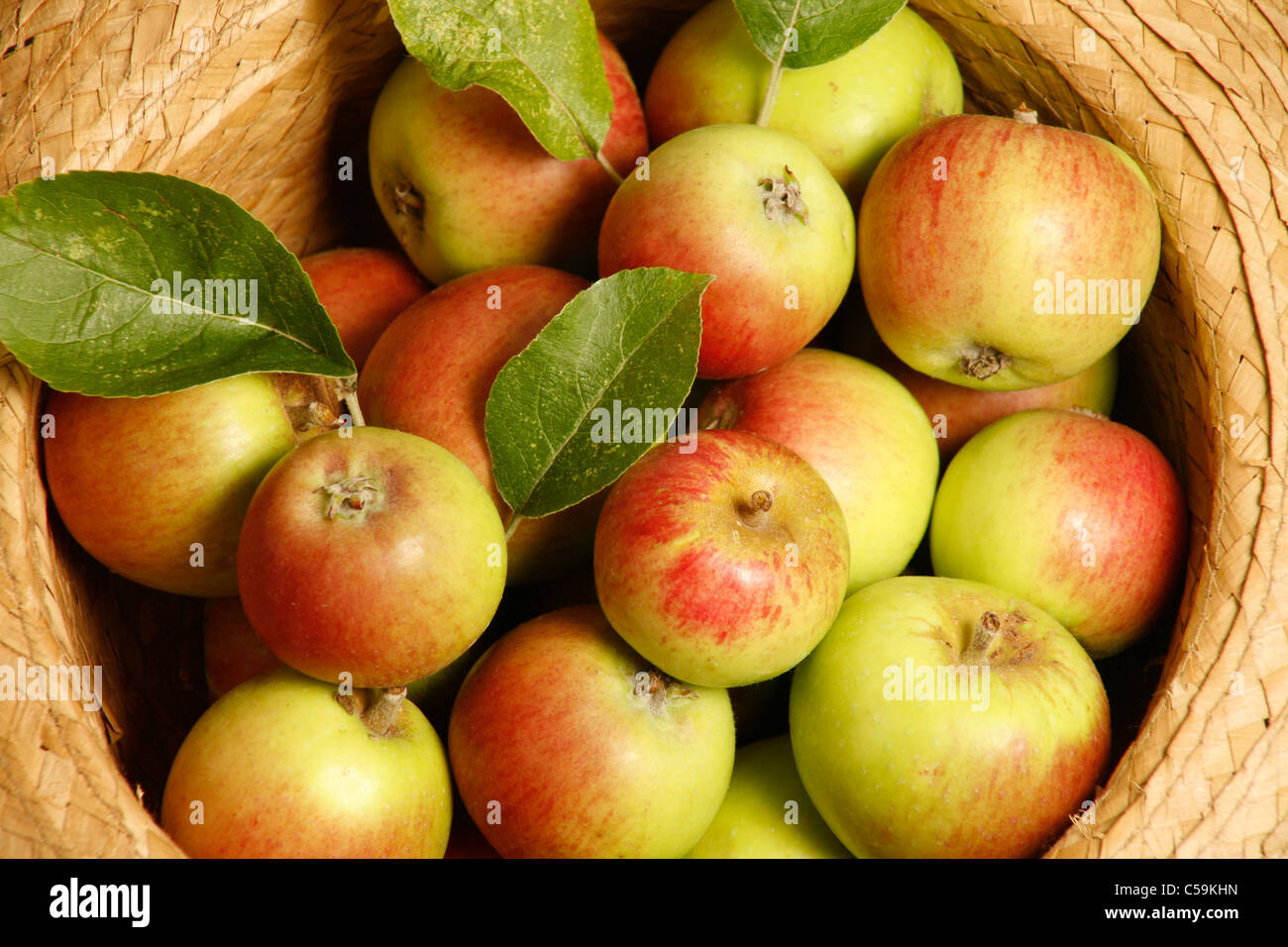 Les pommes du panier de paille en crabe Banque D'Images