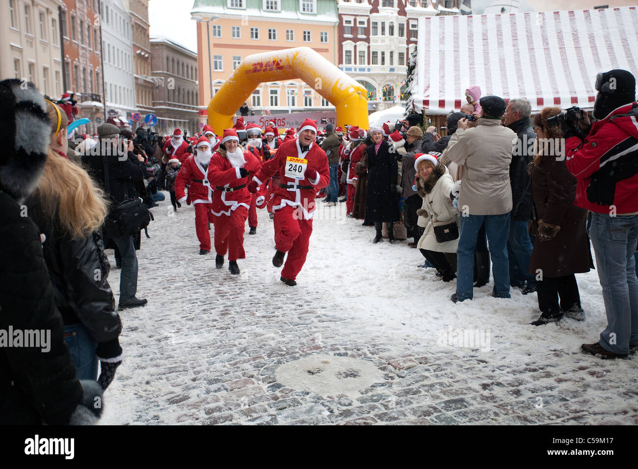 RIGA, Lettonie - 12 décembre : Les participants de la troisième édition annuelle de Santas Fun Run & Marche à Riga, Lettonie, 12 Décembre, 2010 Banque D'Images