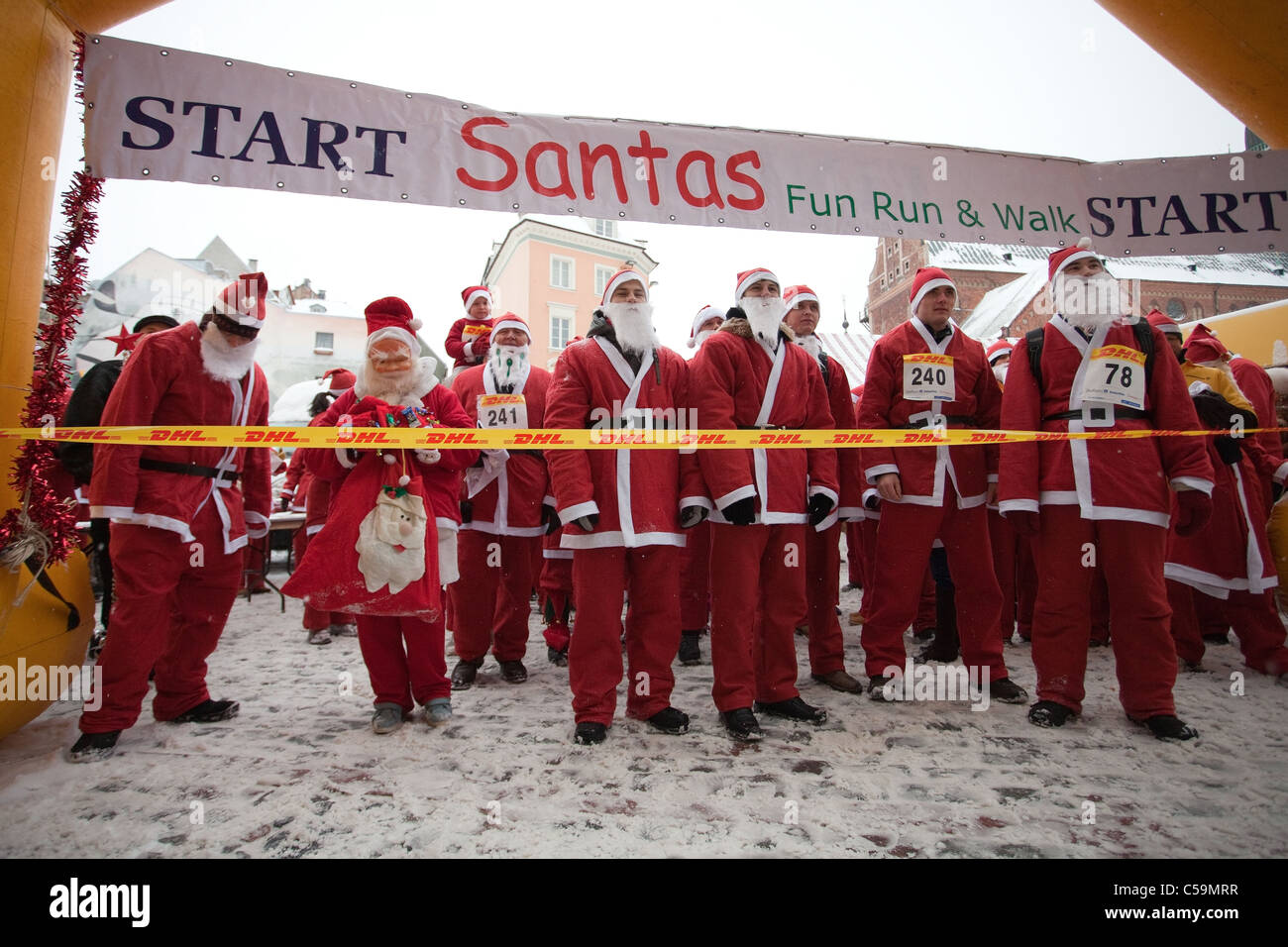 RIGA, Lettonie - 12 décembre : Les participants de la troisième édition annuelle de Santas Fun Run & Marche à Riga, Lettonie, 12 Décembre, 2010 Banque D'Images