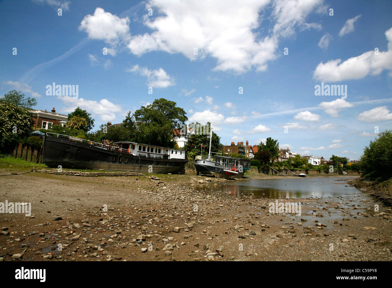 Bateaux amarrés sur la Tamise à marée basse à Chiswick Mall, Chiswick, Londres, UK Banque D'Images