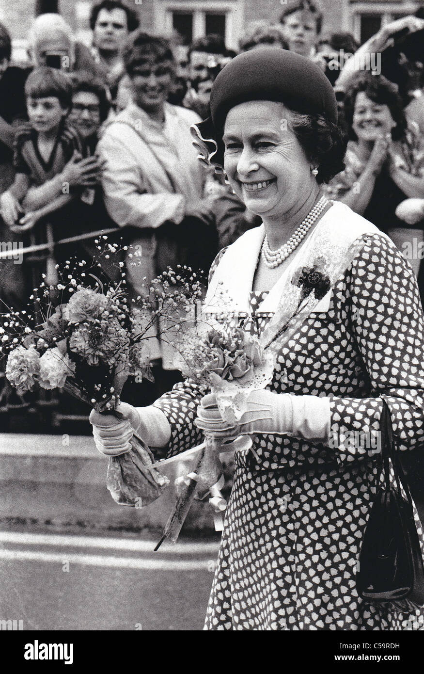 Sa Majesté la Reine Elizabeth II dans les rues de Bristol en 1988 Banque D'Images