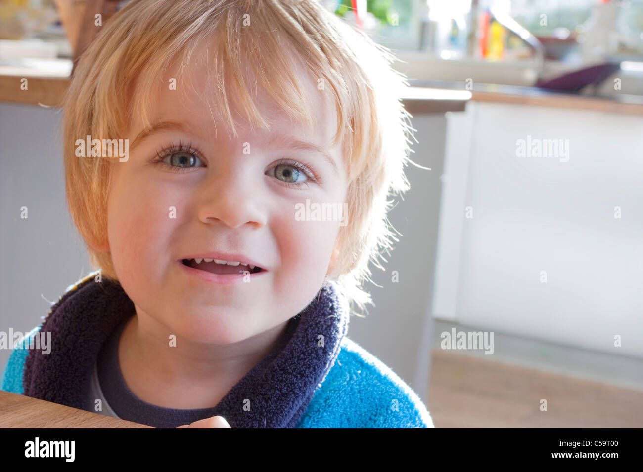 Close up of little boy smiling in La cuisine Banque D'Images