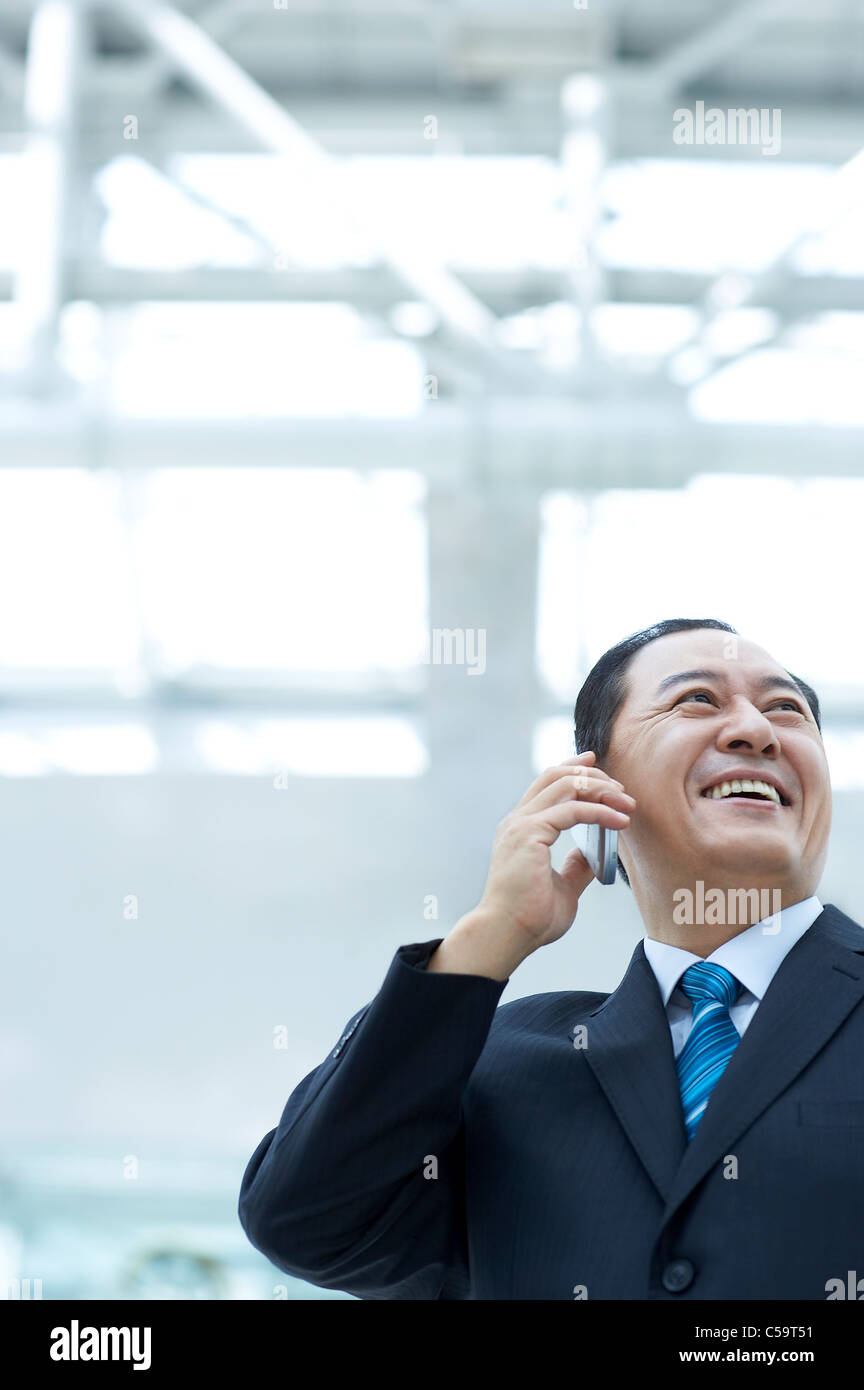 Close-up of businessman talking on mobile phone Banque D'Images