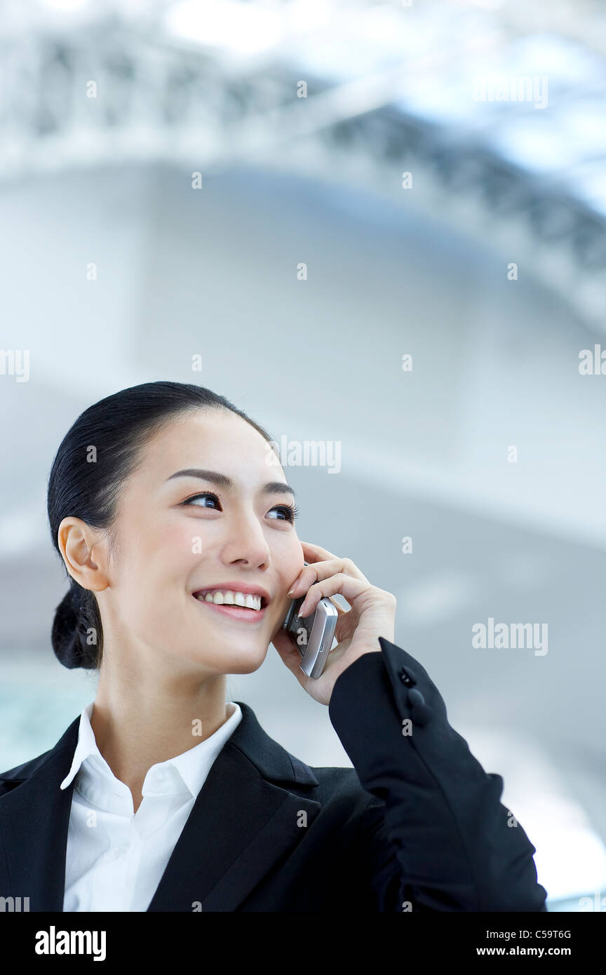 Close-up of businesswoman talking on mobile phone Banque D'Images