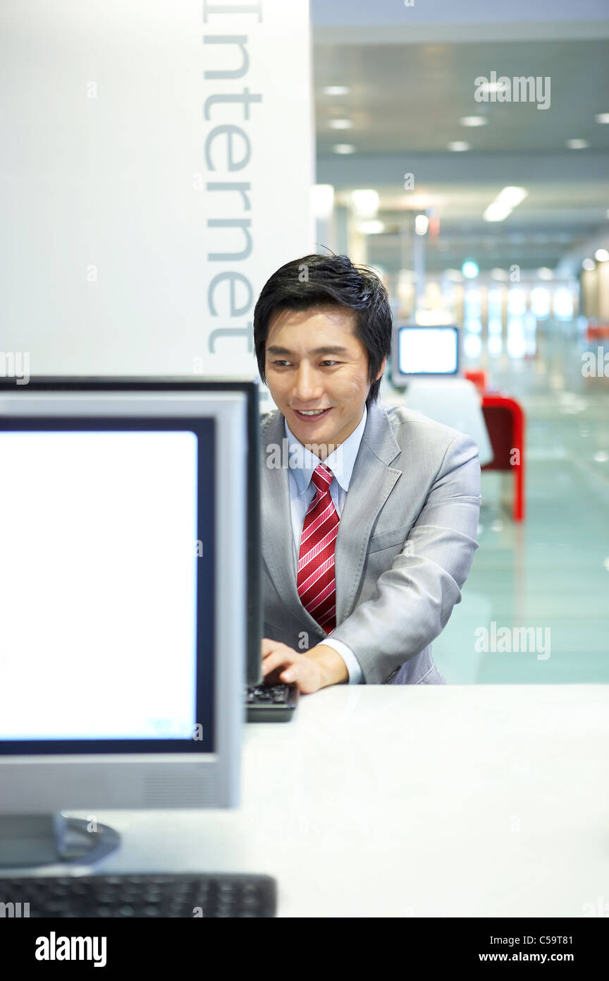 Close-up of a businessman using a computer Banque D'Images