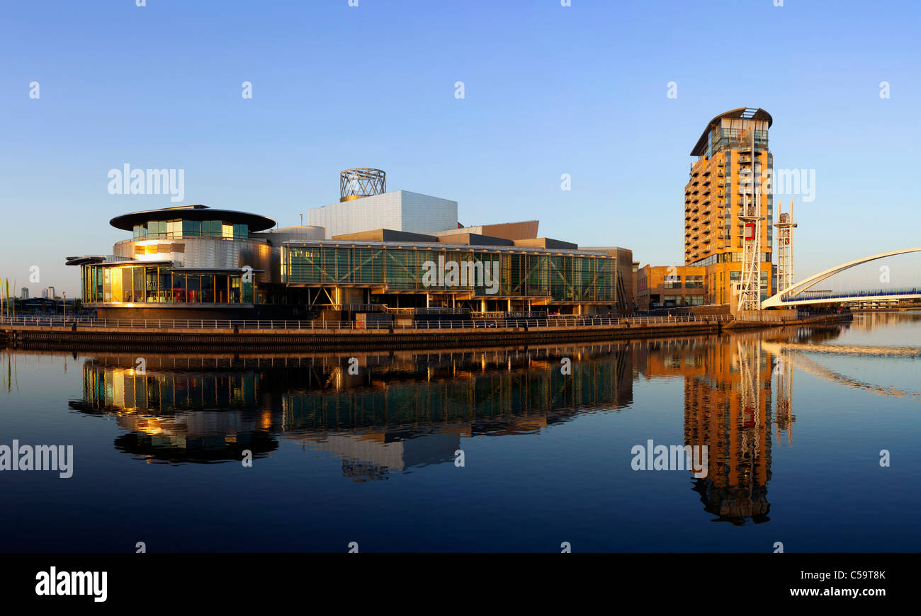 Vue sur Lowry Pont vers Lowry Theatre et Lowry Outlet Mall, Salford, Greater Manchester, Angleterre Banque D'Images