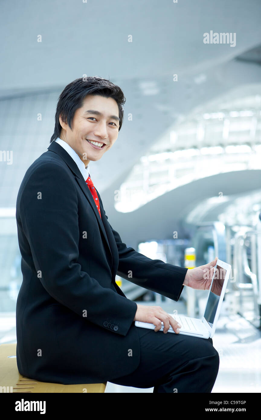 Portrait of businessman using laptop Banque D'Images