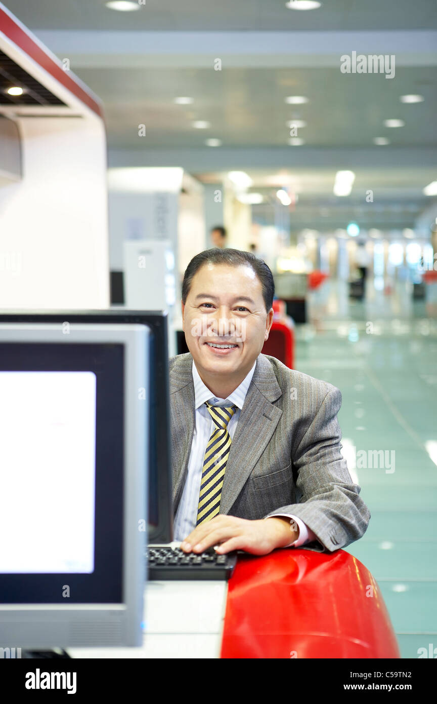 Portrait d'un homme d'affaires à l'aide d'un ordinateur sur l'airport Banque D'Images