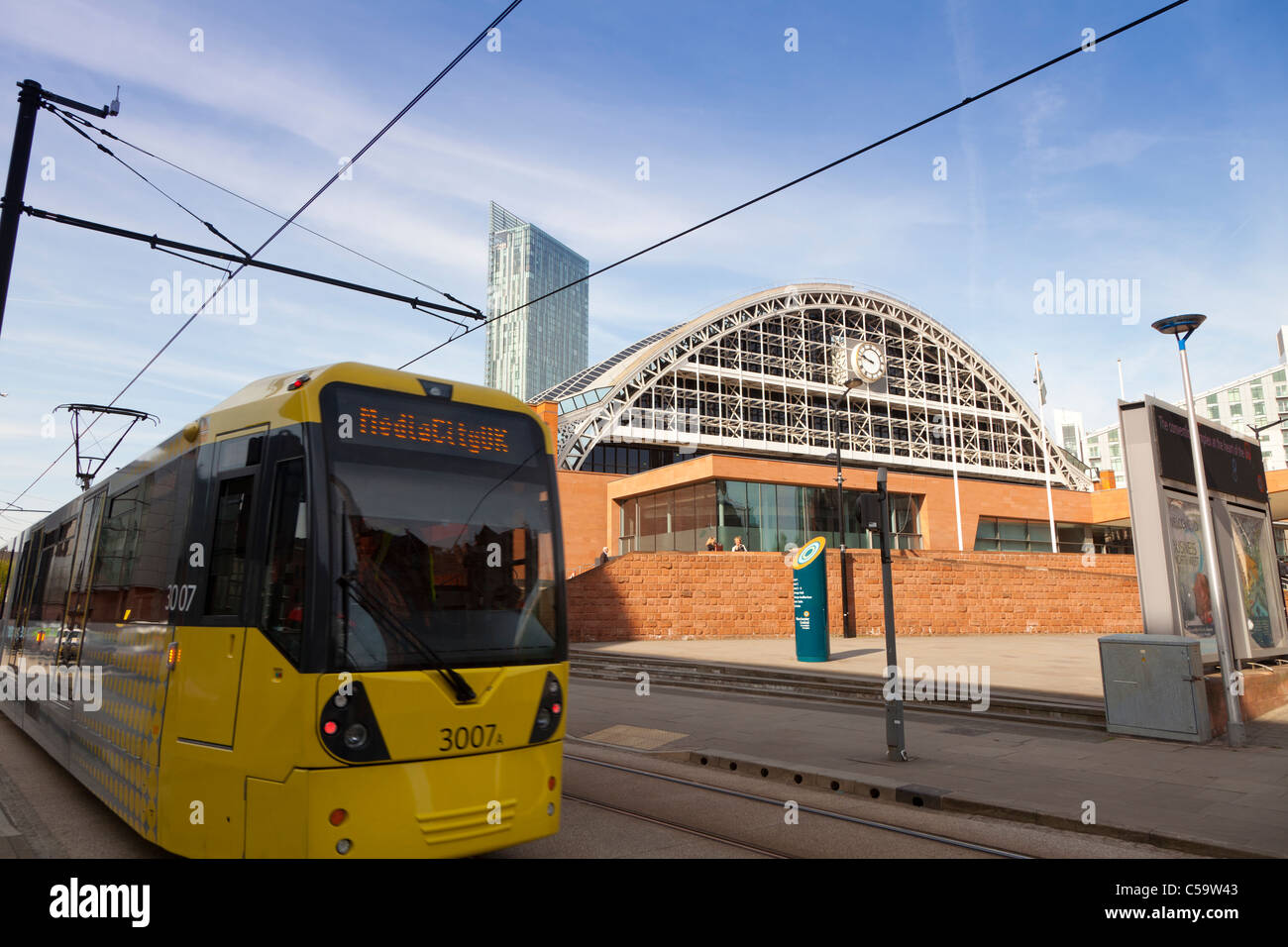 Le tram passant Convention Centre, Angleterre, Manchester Banque D'Images