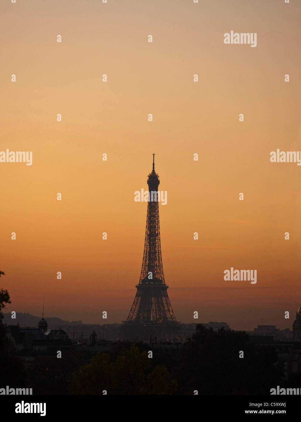 La silhouette de la Tour Eiffel dans un coucher de soleil parisien, Paris. France Banque D'Images