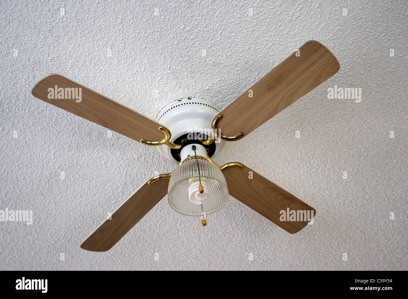 Ventilateur de plafond avec lampes à économie d'énergie. Banque D'Images